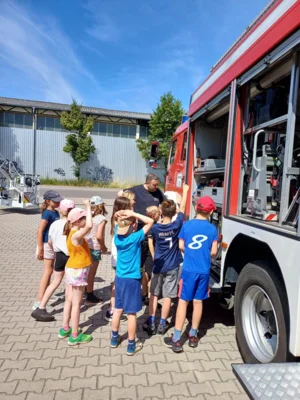 Grundschule besucht Feuerwehr (Bild vergr&ouml;&szlig;ern)