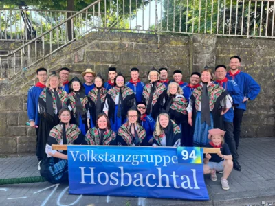 Volkstanzgruppe Hosbachtal mit Startnummer 94 von insgesamt 120 teilnehmenden Gruppen (Bild vergr&ouml;&szlig;ern)