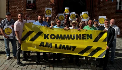 Mehrere Ostprignitzer Bürgermeister, Amtsdirektoren, Bürger und Politiker protestierten heute mit Landrat Ralf Reinhardt vor dem Wittstocker Rathaus.