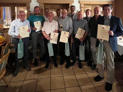 Zweiter Bürgermeister a.D. Matthias Amann, Martin Hiemer, Christian Holl, Alexander Kolb, Erster Bürgermeister Martin Fackler, Erster Bürgermeister a.D. Josef Wölfle, Patrick Berz, Maximilian Hold, Tobias Weizenhöfer, Manfred Gabler und Dr. Christian Schwarz. Fotograf: Anna-Maria Bayrhof