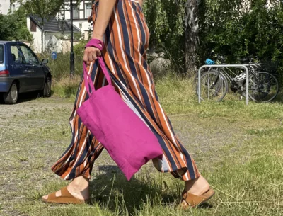 Eine Person trägt einen wiederverwendbaren Stoffbeutel, Foto: Auwaldstation (Bild vergr&ouml;&szlig;ern)