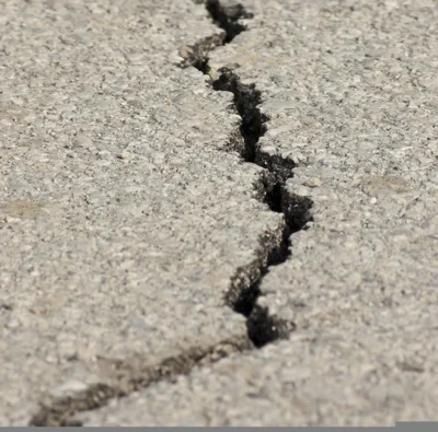 Riss im Asphalt