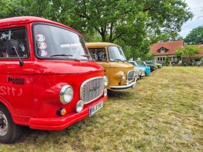 Trabis und Barkasse konnten beim Oldtimertreffen in Sarnow bestaunt werden. Foto: Stadt Pritzwalk (Bild vergr&ouml;&szlig;ern)