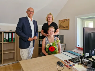 Bürgermeister Dr. Ronald Thiel und Kämmerin Susanne Sill gratulierten Lea-Josephine Busse zur erfolgreich abgeschlossenen Ausbildung zur Verwaltungsfachangestellten. Foto: Stadt Pritzwalk (Bild vergr&ouml;&szlig;ern)