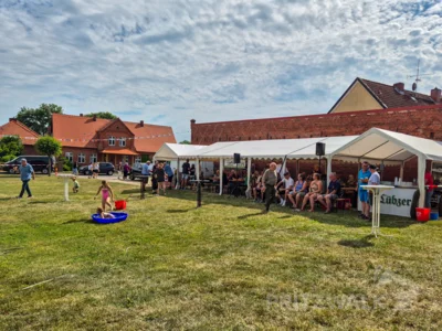Entspannt feierten die Schönhagener ihr Dorffest. Foto: Stadt Pritzwalk (Bild vergr&ouml;&szlig;ern)