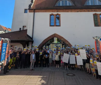 Rund 150 Menschen setzen in Fürstenwalde ein deutliches Zeichen beim Aktionstag „Kommunen am Limit“ (Bild vergr&ouml;&szlig;ern)