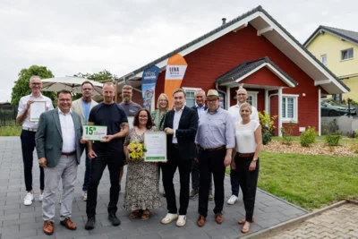 Meldung: „Grüne Hausnummer“ für energieeffizientes Schwedenhaus in Arnstein