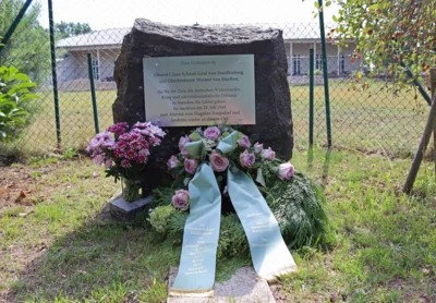 Blumen am Stauffenberg-Denkmal © Gemeinde Rangsdorf - AL22 (Bild vergr&ouml;&szlig;ern)