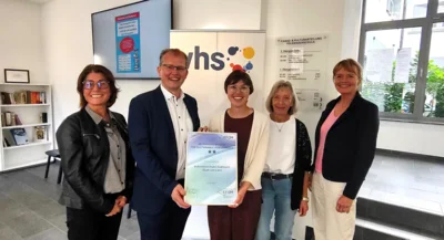 Die Volkshochschule Kulmbach Stadt & Land freut sich über das Qualitätssiegel für nachhaltige Leistung. Unser Bild zeigt (von links) VHS-Verwaltungsrätin Heike Vogel, Oberbürgermeister Dr. Ralf Harnack, VHS-Leiterin Maria Schabdach und Kollegin Birgit Ochs sowie Beraterin Heike Mühlbauer. (Bild vergr&ouml;&szlig;ern)
