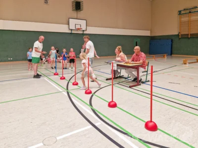 Geschick und Koordination waren gefragt bei der Pritzwalker Kita-Olympiade am Mittwochvormittag in der Sporthalle der Herbert-Quandt-Grundschule. Foto: Stadt Pritzwalk (Bild vergr&ouml;&szlig;ern)