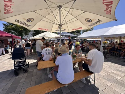 Sommer, Genuss und Gemeinschaft: Marktfrühstück lockt zahlreiche Besucher auf den Marktplatz