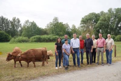 Die Familie Necker und Erster Bürgermeister Thomas Memmel (4.v.l.) mit (v.r.) Burkhard Deifel (Untere Naturschutzbehörde), Dr. Christian Thurmaier (Amt für Ländlichen Entwicklung Niederbayern), Franz Bauer (Limes-Therme, Zweckverband Bad Gögging) und Klaus Amann (VöF)