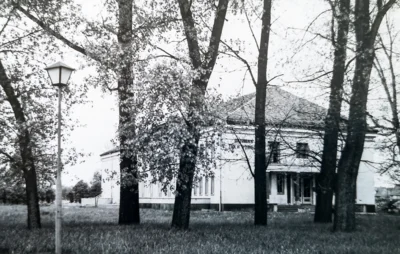 Das Kulturhaus zwischen Bäumen im Jahr 1964. Foto: Alfred Winkel (Bild vergr&ouml;&szlig;ern)