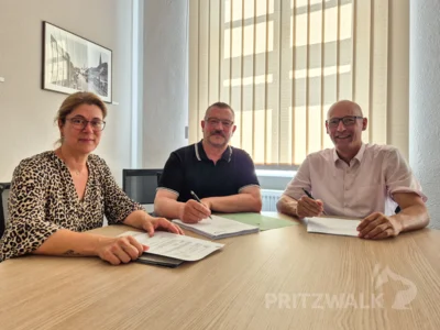 Andrea Asse, Markus Milord (M.) und Dr. Ronald Thiel (r.) beraten über den Förderbescheid zur Sanierung des Dorfgemeinschaftshauses in Beveringen. Foto: Stadt Pritzwalk (Bild vergr&ouml;&szlig;ern)