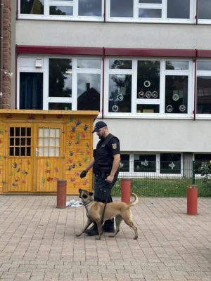 Foto zur Meldung: Besuch vom Polizeihund Foto zur Meldung: Besuch vom Polizeihund