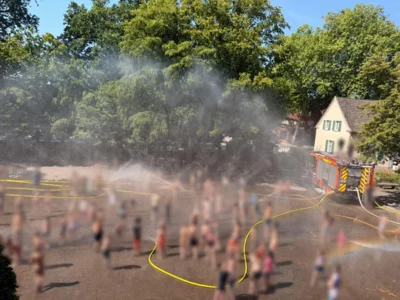 Überraschende Abkühlung auf dem Schulhof - Feuerwehr sorgt für  Erfrischung
