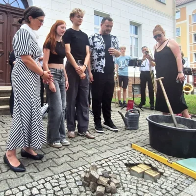 Stolpersteinverlegung am Rathaus (Bild vergr&ouml;&szlig;ern)