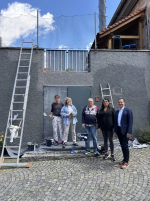 Eheleute Bischof, Hans Jürgen Sauer (Fa. Sauer), Jessica Wagner (stellv. Kita-Leitung) und Bürgermeister Markus Bäckel (Bild vergr&ouml;&szlig;ern)