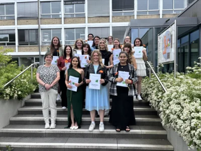 Verabschiedung der Schülerinnen der zweijährigen Höheren Berufsfachschule für Sozialassistenz an den Beruflichen Schulen Biedenkopf am 17.06.2026 (Bild vergr&ouml;&szlig;ern)