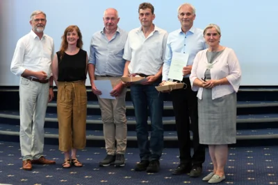 v.l.n.r.: Prof. Dr. Thomas Schmid, Präsident des Hessischen Landesamtes für Naturschutz, Umwelt und Geologie (HLNUG), Laudatorin Sinja Zieger, LPV Göttingen, die Preisträger Volker Kaufmann, Heinz Kaufmann und Stefan Althans für die Mischbeweidung des Übergangsmoores „Hühnerfeld“ und Maria Noichl MdEP, Vorsitzende des Deutschen Verbandes für Landschaftspflege (DVL) (Bild vergr&ouml;&szlig;ern)