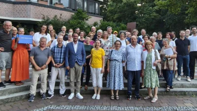 Gruppenbild mit Bürgermeister: Maximilian Platzer (vorne, 3.v.l.) mit den Vereinsvertretern vor dem Runden Tisch. © Cless-Wesle (Bild vergr&ouml;&szlig;ern)
