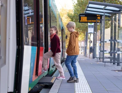 Mit Bus & Bahn günstig in den Ferien unterwegs