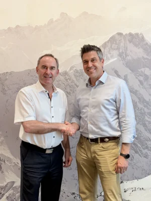 Wirtschafts- und Energieminister Hubert Aiwanger (links) mit Bürgermeister Ben Matthes (rechts) / Foto: Markt Zusmarshausen (Bild vergr&ouml;&szlig;ern)