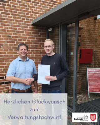 Herzlichen Glückwunsch zum Verwaltungsfachwirt (Bild vergr&ouml;&szlig;ern)
