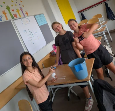 Die Klasse 5b sorgt erst für Ordnung im Klassenzimmer und danach auf dem Schulhof (Bild vergr&ouml;&szlig;ern)