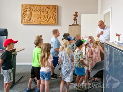 Gut 20 Kinder der Kita Tausenfüßler besuchten Bürgermeister Dr. Ronald Thiel im Rathaus und löcherten ihn mit Fragen. Foto: Stadt Pritzwalk (Bild vergr&ouml;&szlig;ern)