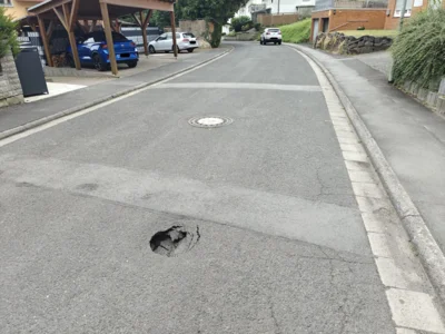 Kleiner Straßeneinbruch in der Sudetenstraße in Ortenberg (Bild vergr&ouml;&szlig;ern)