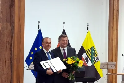 Foto: Ministerpräsident Sven Schulze (r.) überreicht den Orden an Arndt Kemesies (l.) im Auftrag des Bundespräsidenten Foto zur Meldung: Bundesverdienstkreuz für Arndt Kemesies