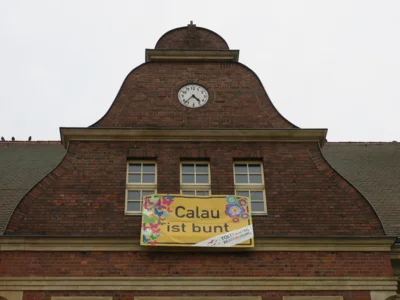 Foto: Mit dem Banner Foto zur Meldung: Wir zeigen Flagge: „Calau ist bunt“