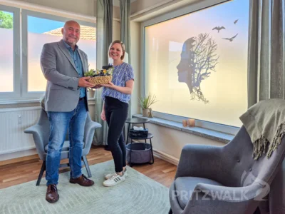 Der stellvertretende Bürgermeister Jan Waldmann wünscht der Psychotherapeutin Laura Garlitzki alles Gute zum Start in Pritzwalk. Foto: Stadt Pritzwalk (Bild vergr&ouml;&szlig;ern)