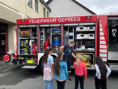 Feuerwehrbesuch der 3. Klassen (Bild vergr&ouml;&szlig;ern)