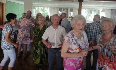 Lebensfreude kennt kein Alter: Senioren feiern ausgelassenes Sommerfest (Bild vergr&ouml;&szlig;ern)