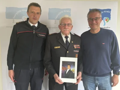 Der Beauftragte für die Alters- und Ehrenwehr im Saarpfalz-Kreis, Albert Zitt (Mitte), mit Brandinspekteur Stefan Schrögler (links) und Landrat Frank John (rechts). Foto: Beate Ruffing.