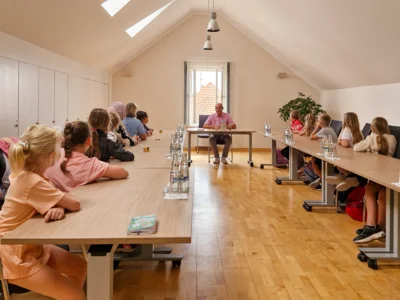 Im Beratungsraum des Rathauses gab es für die Klasse 2b der Friedrich-Ludwig-Jahn-Grundschule Pritzwalk eine Fragerunde mit Bürgermeister Dr. Ronald Thiel. Foto: Stadt Pritzwalk (Bild vergr&ouml;&szlig;ern)