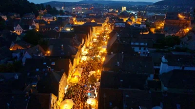Wenn von der Buchbindergasse bis zum Prinzessinnenhaus und vom Oberhacken bis zur Waaggasse die Innenstadt bis in die Nacht hinein zu einer sehenswerten, großen Flanier- und Feiermeile wird, dann ist Altstadtfestzeit in Kulmbach! Vom 3. bis 5. Juli 2026 haben wieder acht Straßenzugsbeauftragte zusammen mit dem städtischen Tourismus- und Veranstaltungsservice der Stadt Kulmbach ein tolles, abwechslungsreiches Programm auf die Beine gestellt. Wer genau wissen möchte, wann wo was geboten ist, der findet auf www.altstadtfest-kulmbach.de viele wichtige Informationen (Bildquelle: Stadt Kulmbach). (Bild vergr&ouml;&szlig;ern)
