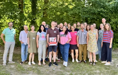 Foto von links: Jan-Christoph Blodau, Schulleitern Inken Fries-Janner, Teilnehmende