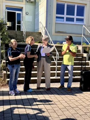 v. l. n. r. Grit Klug (KSB – Recht, Soziales, Steuern); Heidrun Lukas (KSB, Vorsitzende); Kathrin Schneider (Ministerin und Chefin der Staatskanzlei); Axel Kopsch (KSB, stellvertretender Vorsitzender und Öffentlichkeitsarbeit). Foto: LK OSL/Theresa Pusch (Bild vergr&ouml;&szlig;ern)