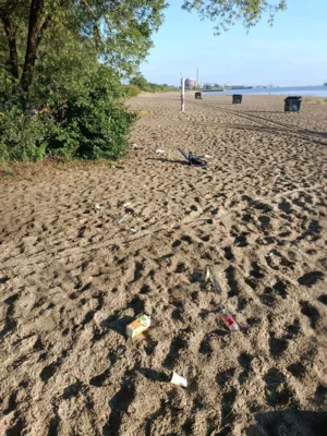 Nach Schulabschlussfeiern: Bauhof beseitigt große Mengen Müll am Strand in Bassenfleth (Bild vergr&ouml;&szlig;ern)
