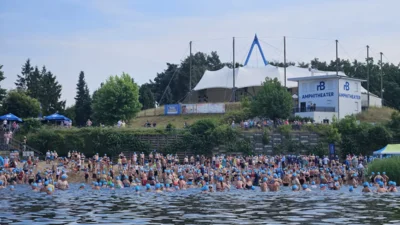 Für den Senftenberger See haben sich im Vorfeld der 5-Seen-Challenge die meisten Teilnehmer angemeldet. Mehr als 1500 Menschen sind gleichzeitig am Großkoschener Strand ins Wasser gegangen. Foto: Rita Seyfert