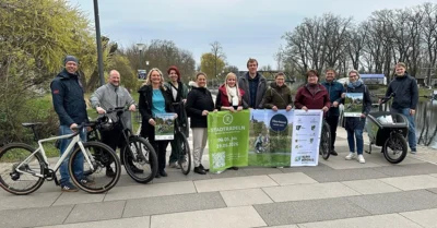 Katja Hermann (Dritte von links), Dezernentin für Service, Mobilität und Sicherheit, und René Krohn (links), zuständig für Radverkehr beim Landkreis, übergaben Flyer und Plakate an die Stadtradeln-Koordinatoren der teilnehmenden Kommunen. (Bild vergr&ouml;&szlig;ern)