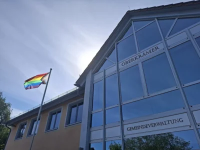 Gehisste Progress-Flagge vor dem Verwaltungsgebäude (Bild vergr&ouml;&szlig;ern)