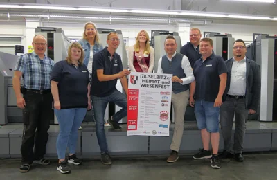 Bild von links: Geschäftsführer Johannes Müller, Stefanie Meyer (Spielvereinigung), Nadja Wolfram (Stadtverwaltung), Jörg Vogel (Gasthof Napoleon), Wiesenfestkönigin Anika I., Erster Bürgermeister Philip Hohberger, Jörg Meister und Alexander Handke (Zimmerstutzenschützengesellschaft) und Benjamin Ströhlein (Spielvereinigung) (Bild vergr&ouml;&szlig;ern)