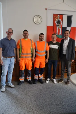 Bild von links: Stadtbaumeister Roland Weiß, Bauhofleiter Hannes Jahn, Lorenzo Fatone,  Personalrat Daniel Höfer und Erster Bürgermeister Philip Hohberger (Bild vergr&ouml;&szlig;ern)