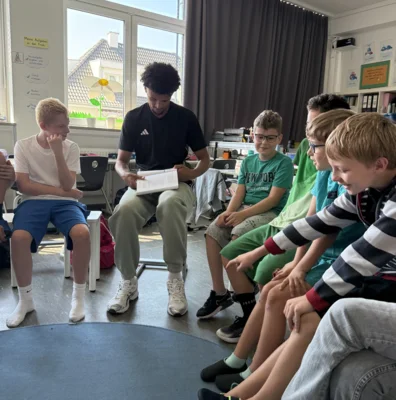 Meldung: Profibasketballer zu Besuch in der Klasse 4b