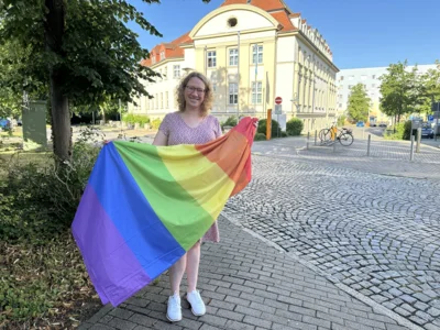 Landkreis OSL zeigt Flagge für Vielfalt und Akzeptanz (Bild: Landkreis OSL/Nora Bielitz) (Bild vergr&ouml;&szlig;ern)
