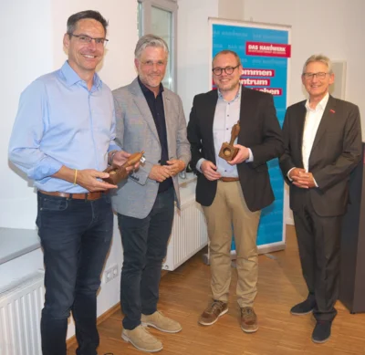 Um harte Nüsse zu knacken: Thomas Mörtel (2.v.l.) überreichte zur Wahl handwerklich gefertigte Nussknacker an Max Ammon (2.v.r.) und Max Boss (l.). HWK-Geschäftsführer Wolfgang Uhl gratulierte.
